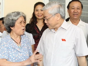 ท่านเหงวียนฟู้จ๋องเลขาธิการใหญ่พรรคพบปะกับผู้มีสิทธิ์เลือกตั้งฮานอย